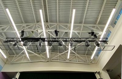 Оснащение сцены в колледже в городе Новый Уренгой