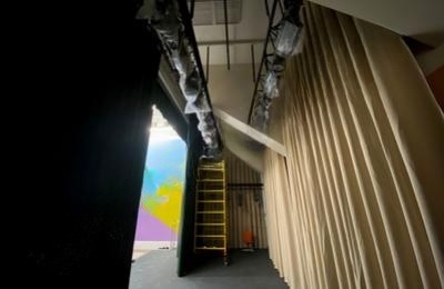 Оснащение сцены в колледже в городе Новый Уренгой