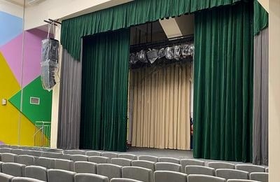 Оснащение сцены в колледже в городе Новый Уренгой